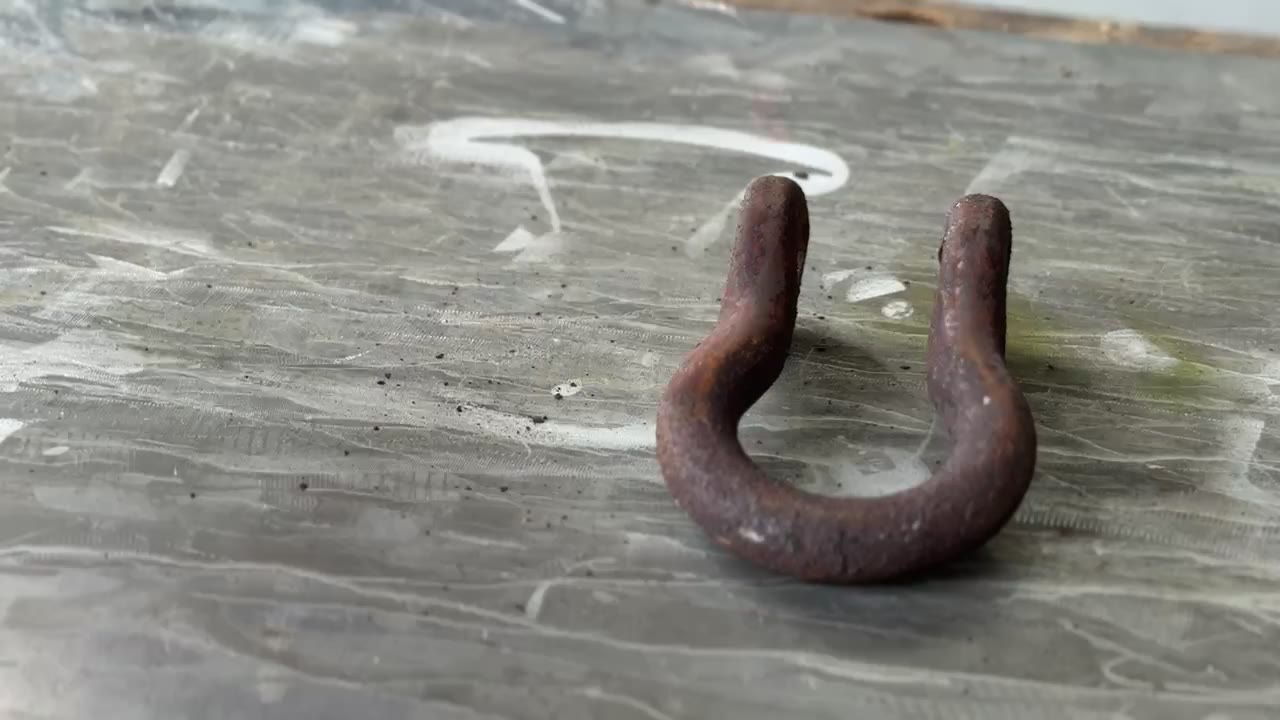 Rusted shackle before laser cleaning