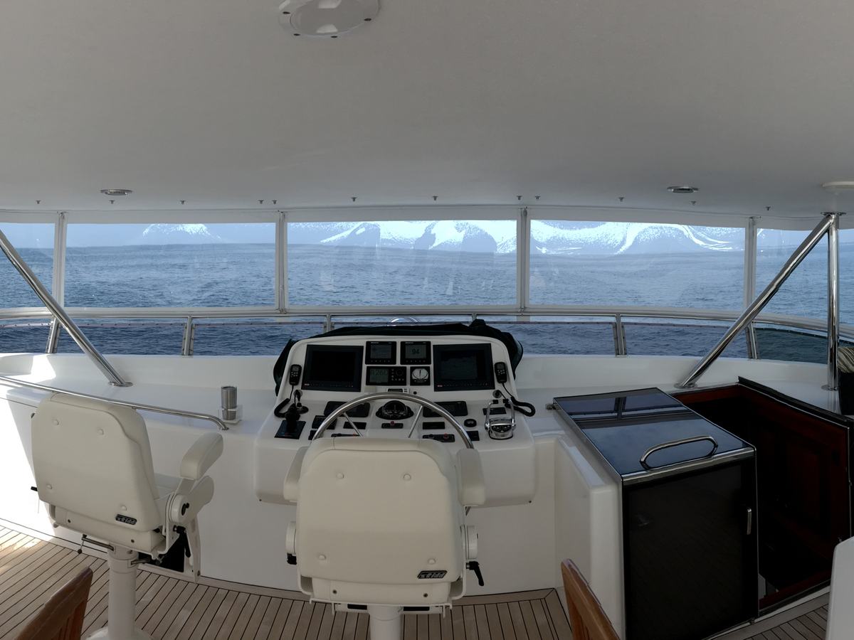 Flybridge helm and seating
